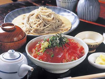 森本屋「ミニまぐろ丼」と「十割そば」