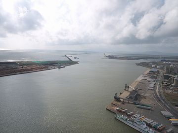 セリオンから見えた旧雄物川(現秋田運河)河口