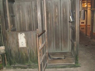 『深川江戸資料館』。扉が下半分しかありません。完全に顔出しです。