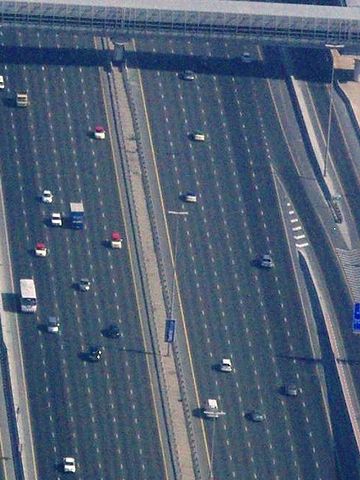 ドバイの12車線道路