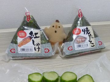 おにぎりの間にいるのは、埴輪の「はーさん」