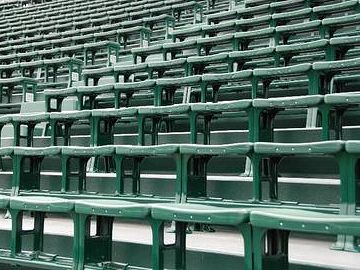 両端は、ちょっと窄めた方が、ホーム方向を見やすいんじゃない?