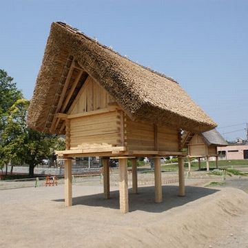 『登呂遺跡(静岡県)』で復元された高床式倉庫