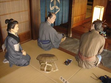 旅人が脱いでるのは、草履ではなくワラジですが