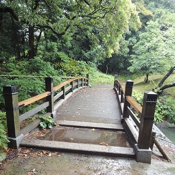 水路に架かる小さな橋