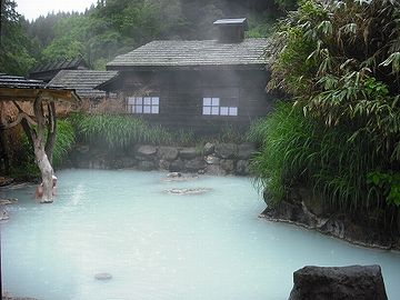 秋田県には、白湯の混浴温泉もある