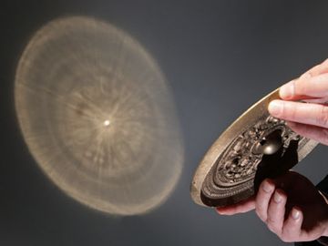 反射させると像が浮かびあがる「魔鏡」