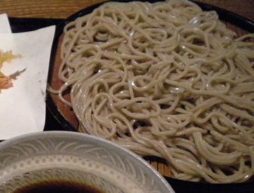 こないだ食べたお蕎麦は、黒っぽかった