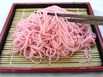 ピンク色の麺