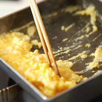 Aセットのメインディッシュは、焼き魚に卵焼きです
