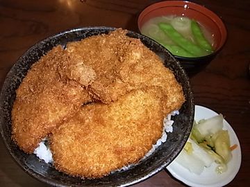 『たれカツ丼』も、卵でとじません