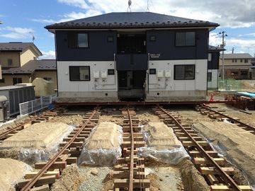 “曳家(ひきや)”と、は建築物をそのままの状態で移動する工法です