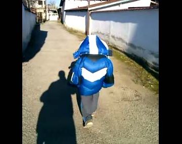 やたら前を歩く小学生がいたって