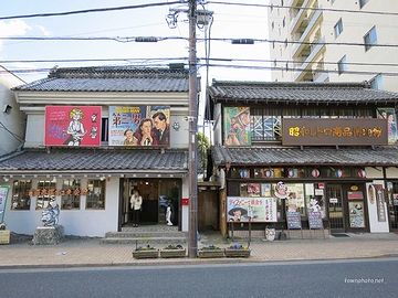 右が『昭和レトロ商品博物館』、左が『青梅赤塚不二夫会館』