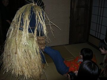 真山伝承館・客をいじる“なまはげ”