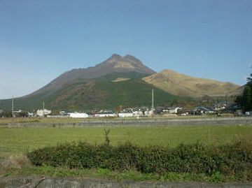 田園風景の中、由布院駅へと向かう辻馬車