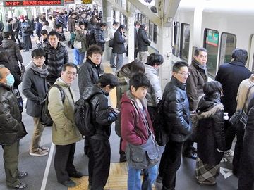 首都圏では、どの駅でも、ほとんどのドア前に人が並んでます