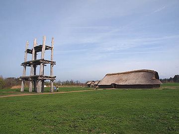 あの掘立柱建物がやっぱり目立つわな