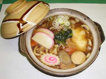土鍋に入った熱々の鍋焼きうどん