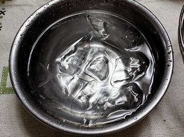 ネタに触る前に、手を氷水に漬けるとかするんじゃないの？