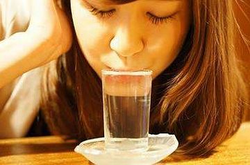 盛り切り酒を口で迎えに。これはこれでアリです。