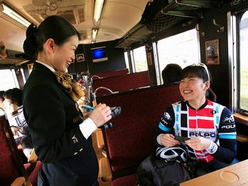 JR九州の観光列車『あそ1962(2010年で運行終了)』。女性は車掌さんではなく、客室乗務員です。
