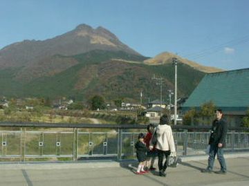 辻馬車を見送る城橋の観光客