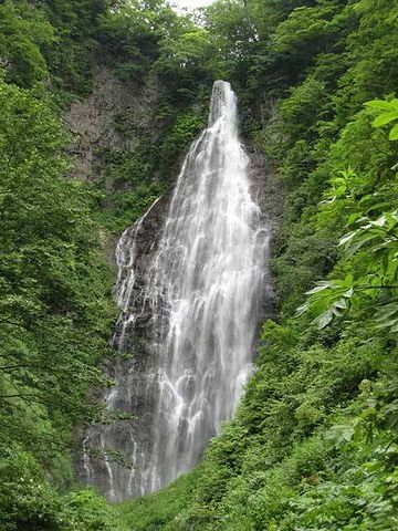 滝の姿が、観音様が合掌しているようにも見える