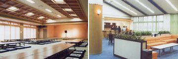 左が大広間、右がロビーにある軽食コーナー