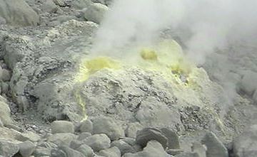 火山ガスの風下に立たないように