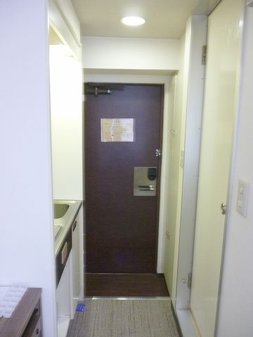 玄関を振り返って