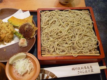 薄緑色って、器の朱と合う