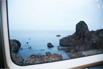 日本海が見えるのは、進行方向左側でしょ