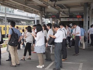 拝島駅の様子。奥の黄色い電車は、西武でしょうね。