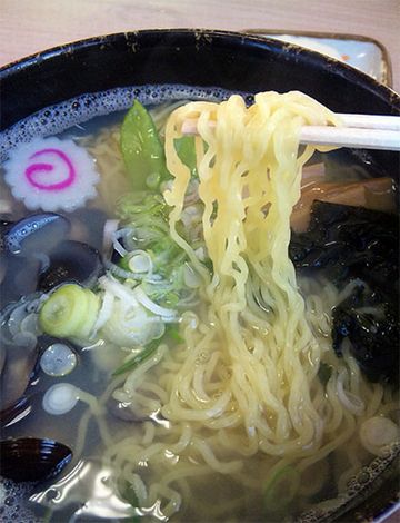 煮干しスープと縮れた細麺です