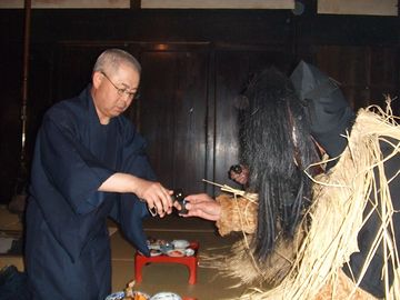 真山伝承館・主が、“なまはげ”さまにお酒を注いでました