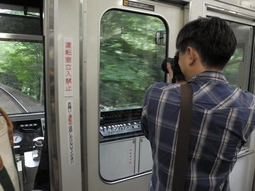 叡山電鉄の車中にて。景色はいいんでしょうね。