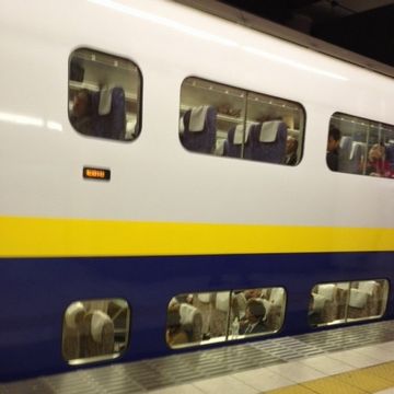 1階と2階の違いを見よ! これで同料金です。でも1階は、ホームでパンチラが望めることも……。