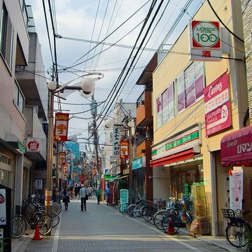 『都立家政』の駅前から続く商店街。わたしが住んでたころは、もっと賑やかだった気がする。