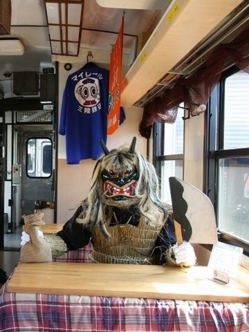 こたつ列車でくつろぐナマハゲ