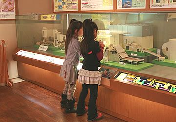 新潟の米菓の歴史を学べる、資料やミニチュア模型の展示コーナー