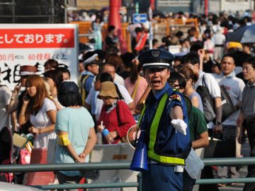 花火大会とかの雑踏警備に始まり……