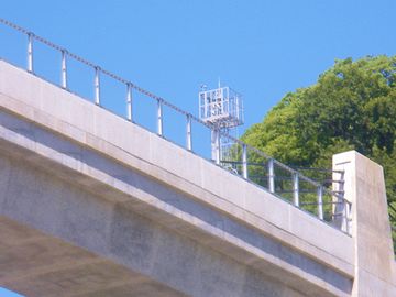 新しい橋は、ちゃんと底があって、バラスト軌道になってます
