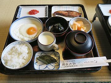 広間で銘々膳の朝食