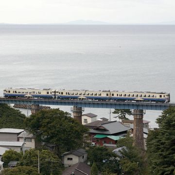 橋梁を渡る列車ですね