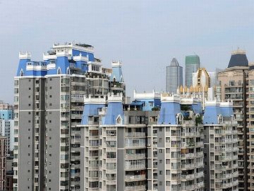 お城のような部分は、違法増築のようです。さすが、中国。