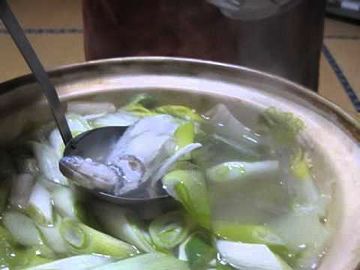 頭と内臓を取って水洗いしたハタハタを、昆布出汁で茹でるだけ