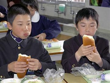 岡山県の小学校だそうです。ものの見事に垢抜けませんね。