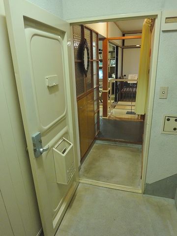 外から玄関内を覗いたところ