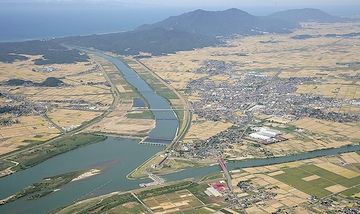 左に曲がって海に出てるのが分水路